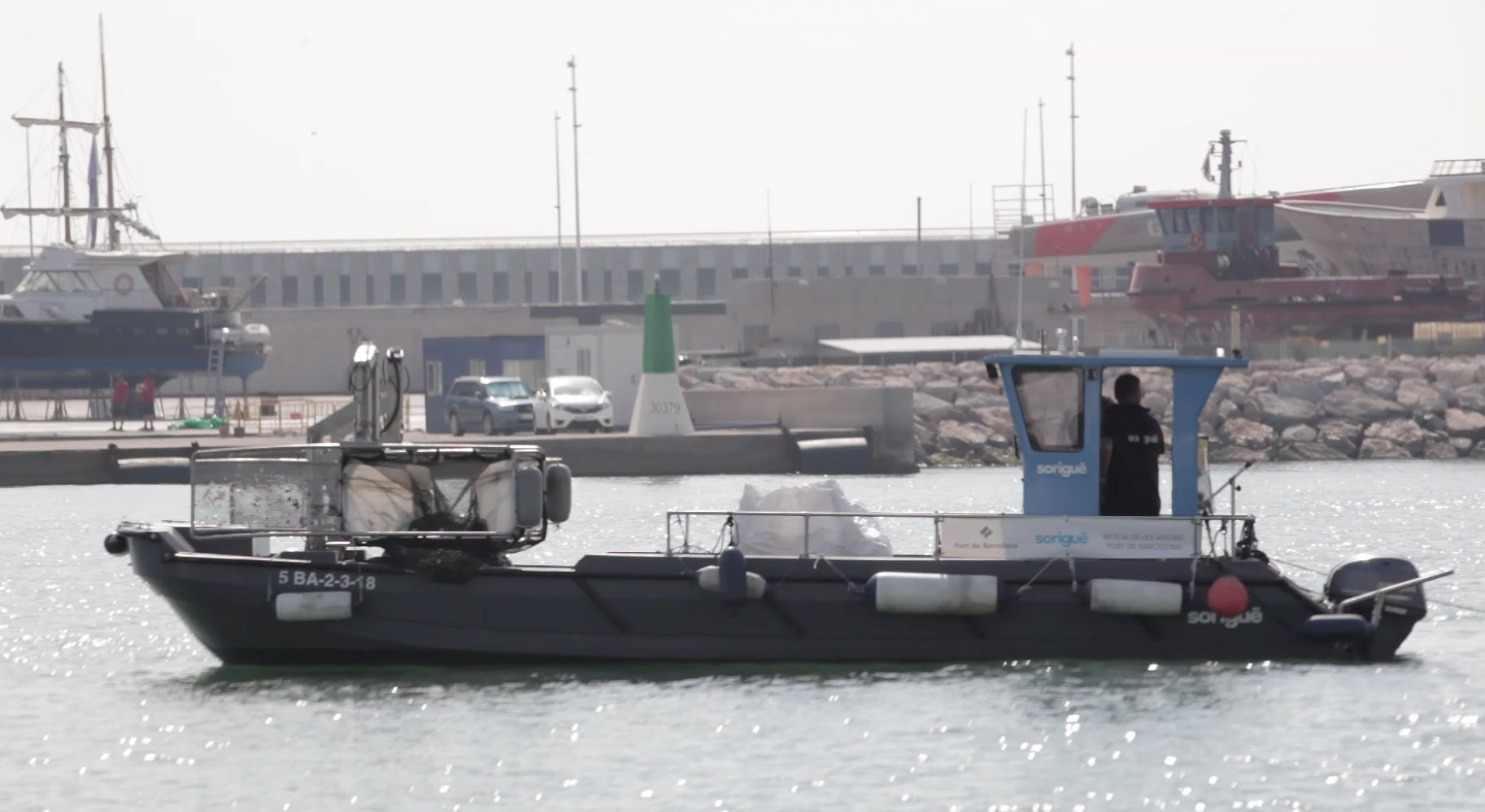 El Puerto de Barcelona recogió el año pasado más de 50 toneladas de residuos en el agua
