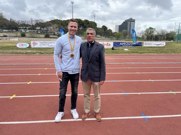 Markus Rehm, ganador de la prueba de longitud, con el presidente de L'Hospitalet Atletisme, Josep Maria Piqueras