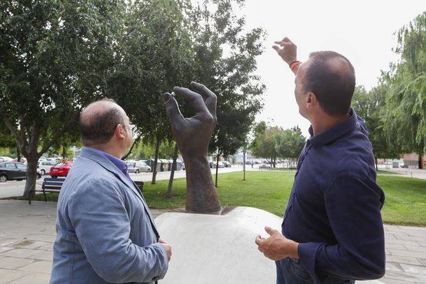 Lorenzo Quinn cedeix l’obra ‘En Perspectiva’ a Viladecans