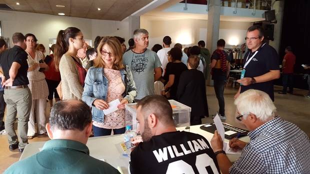 Una participación histórica tiñe de naranja el Baix Llobregat