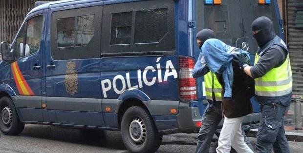La operación hoy de la Guardia Civil en Cornellà es la segunda en 24 horas. En la imagen, una de las detenciones ayer en Madrid | Archivo
