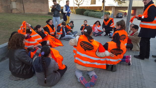 La resposta de l'Ajuntament, feta durant una campanya de neteja al barri, arriba just dies després de la manifestació organitzada per l'AAVV Camps Blancs