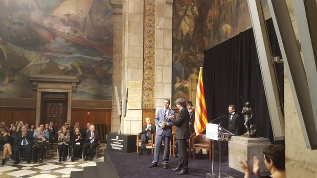 El santboià Manel Esteller rep el guardó de mans del president de la Generalitat, Carles Puigdemont