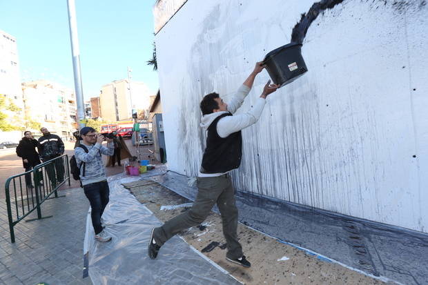 L’art de grafit de Lucas Milà i la seva protagonista, la Mercedes, donen color al mur del metro de la Torrassa