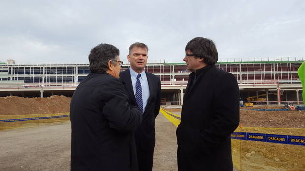 Visita institucional de las obras en El Prat. Pattje (en el centro), junto al alcalde de El Prat, Lluís Tejedor, y el president de la Generalitat, Carles Puigdemont