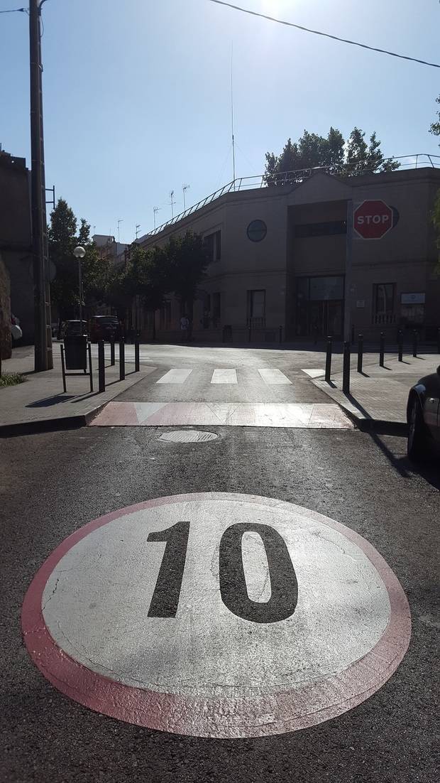 Sant Boi matiza que no estudia aplicar ninguna nueva prohibición de circulación en el centro de la ciudad ni sanción