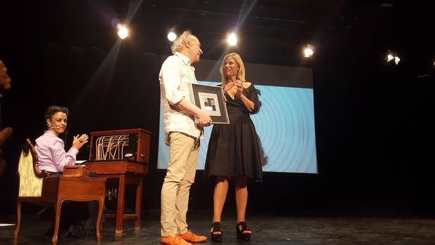 Jaume Sisa recoge el premio de la mano de Lluïsa Moret, alcaldesa de Sant Boi