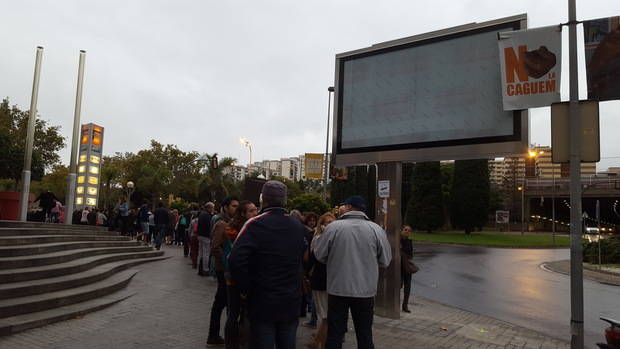 Cientos de personas esperan en las puertas del Vilumara de L'Hospitalet