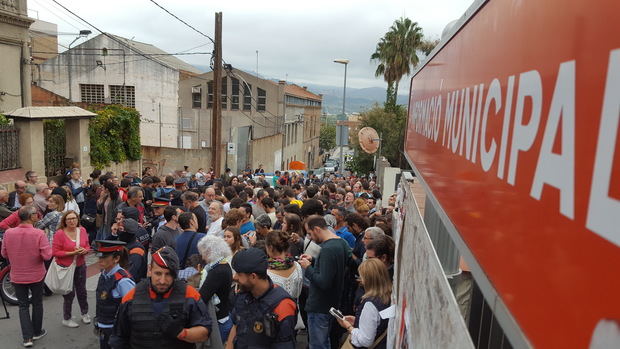Vecinos de Sant Vicenç esperan votar en el colegio Sant Jordi