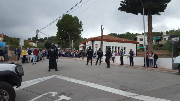 La Guardia Civil ha incautado discos duros de ordenadores del Centro Cívico de Can Sunyer, en Sant Andreu de la Barca; no han encontrado las urnas