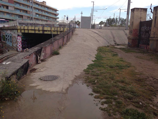 Acuerdo entre AMB, Sant Feliu y Sant Joan Despí para mejorar el paso sobre vías de Riera de Pahissa