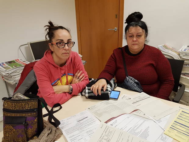 Sonia Juanati, amiga de Elisabeth, y María Rosa, su madre, buscan desconsoladamente una solución desde que se les comunicó la no renovación del contrato