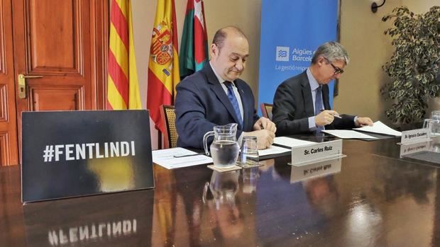 Carles Ruiz e Ignacio Escudero durante la firma, el pasado 17 de abril, del convenio de colaboración para el IND+I.