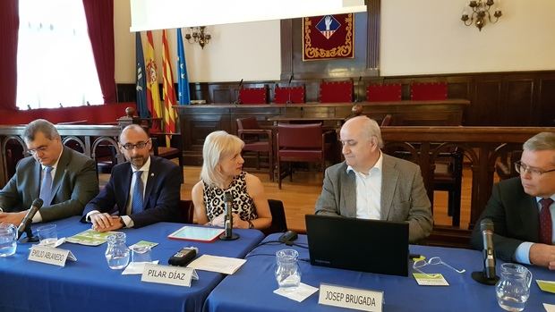 Esplugues equipa sus farmacias con desfibriladores automáticos