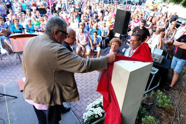 Momento en el que se descrubre el monolito en recuerdo a Cristina Bergua. A la izquierda, Balmón y Montilla. A la derecha, los padres de la joven cornellanense.