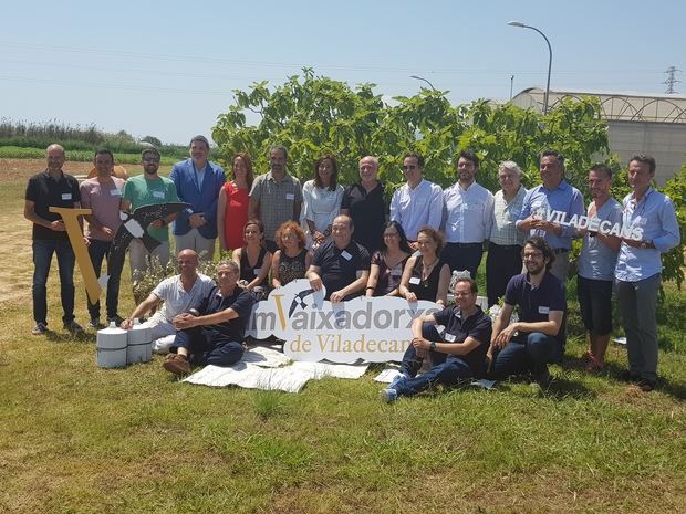 Los embajadores y embajadoras de Viladecans junto al alcalde y los regidores de la ciudad.