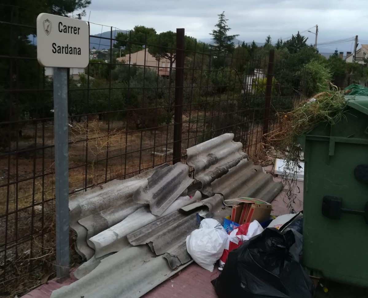 La policía investiga un vertido de amianto en Sant Esteve Sesrovires