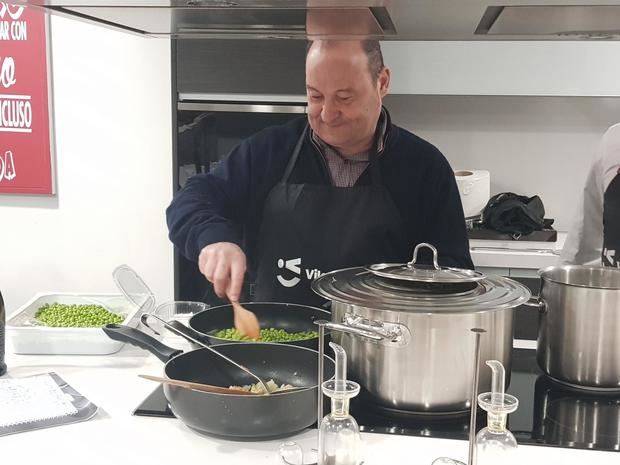 El alcalde de Viladecans, Carles Ruiz, cocinó junto con el chef Domingo Morilla, presidente del Gremi d'Hosteleria de Viladecans, el menú que ofreció a los periodistas en pódium.