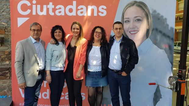 Carolina Torres -en el centro- junto a su equipo, el diputado en el Parlament, Martín Barra -izquierda- y la regidora de Sant Andreu, Saray Cantero -segunda derecha-.