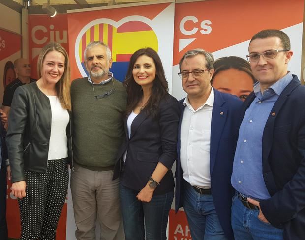 Carlos Carrizosa -segundo izquierda- junto a Lorena Roldán -en el centro-, Martín Barra -segundo derecha-, Carolina Torres -izquierda- y José Luís de la Rosa -derecha-.