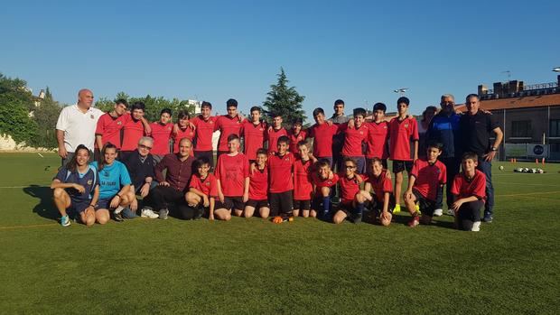 Jugadores y jugadoras de la UE La Palma junto a exjugadores y el responsable del club.