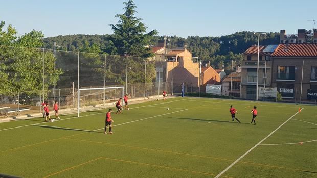 Campo actual de La Palma, rodeado de edificios, en uno de los entrenamientos.