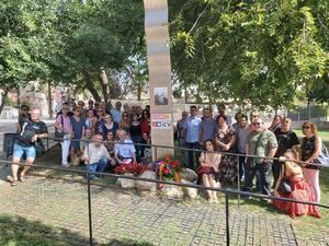 El acto de homenaje ha contado con la presencia de medio centenar de personas.