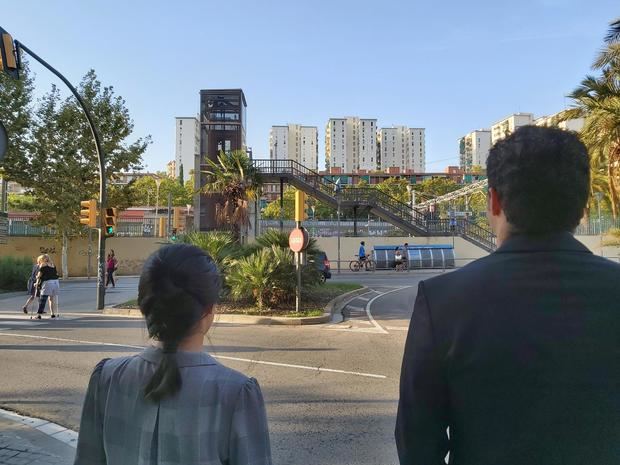 María y Carlos llevan a cabo su tarea en L'Hospitalet.