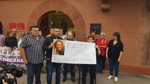 Familiares de la víctima y el alcalde de la ciudad frente a las puertas del ayuntamiento durante la concentración en contra de la violencia machista