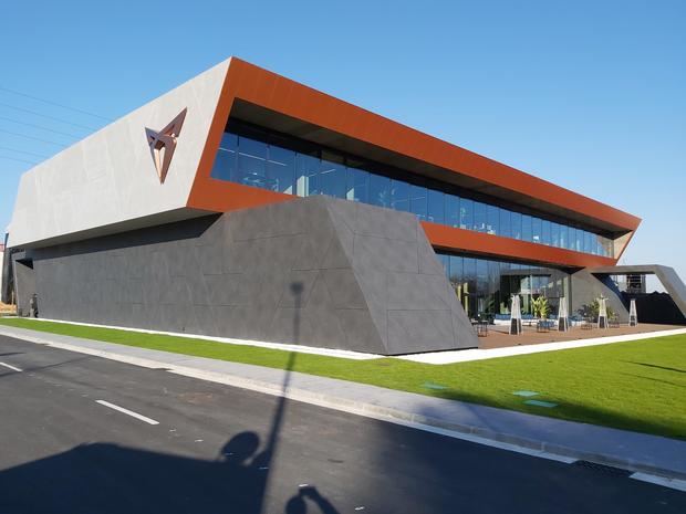 CUPRA abre su 'paddock' en el Baix Llobregat