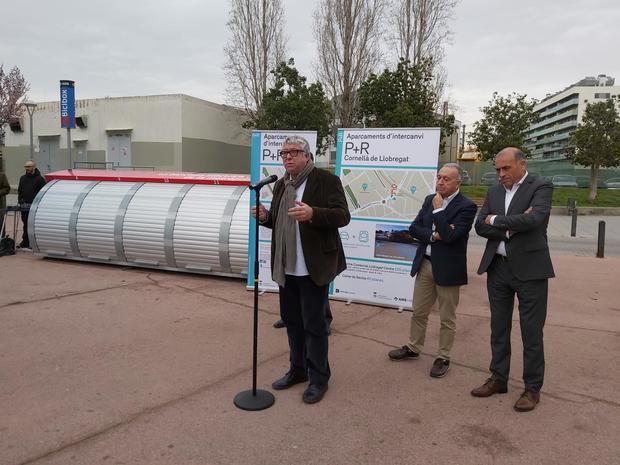 Balmón presenta los dos nuevos Park & Ride de Cornellà, junto con Poveda y Pascual. Al fondo, ubicación de uno de los dos aparcamientos, el de la calle Sevilla.