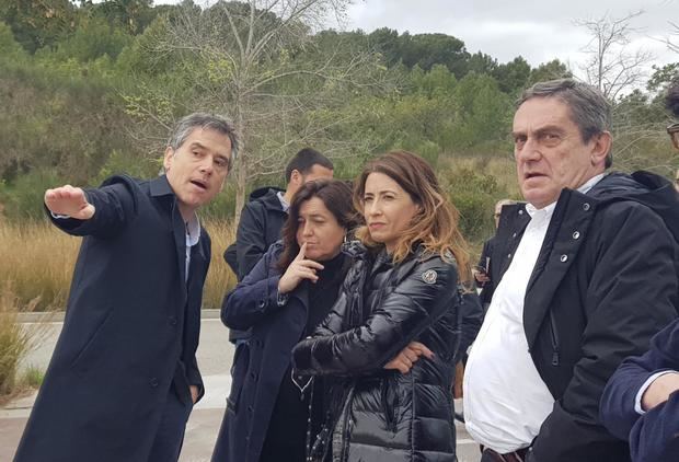 De izquierda a derecha: uno de los técnicos metropolitanos, este miércoles durante la presentación del Pla de Ponent, explicando el proyecto junto a Rosa María Fernández, teniente de alcaldía de medio ambiente; Raquel Sánchez, alcaldesa de Gavà; y Ramon Torra, gerente del AMB.