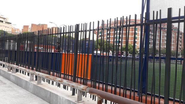 El Ayuntamiento de L'Hospitalet de Llobregat instala una valla perimetral alrededor de la pista Cruyff Court Jordi Alba