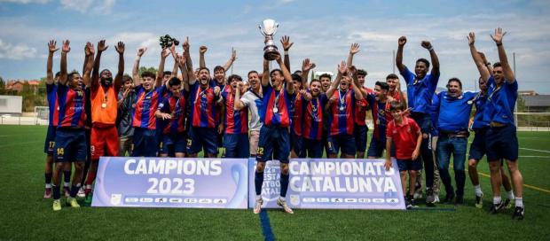 El Nástic de Tarragona levanta la copa tras ser el primer clasificado en el Campeonato de Cataluña