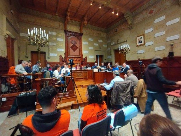 Pleno en el Ayuntamiento de Sitges debatiendo la moción