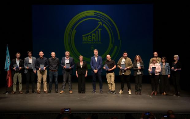 Los comerciantes, restauradores y empresarios del sector industrial en la foto de familia con el premio