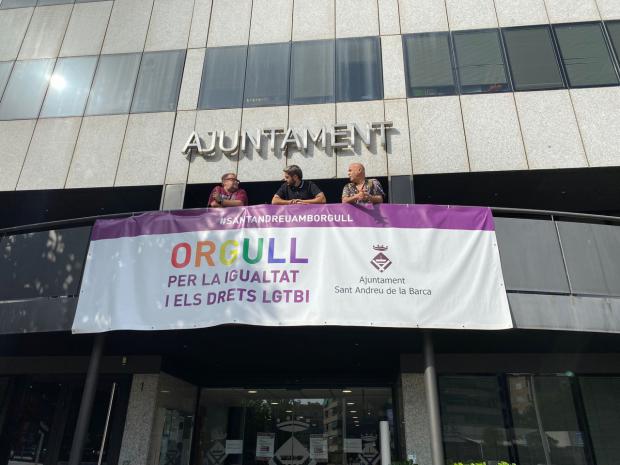 Pancarta LGTBI colgada en el Ayuntamiento de Sant Andreu de la Barca