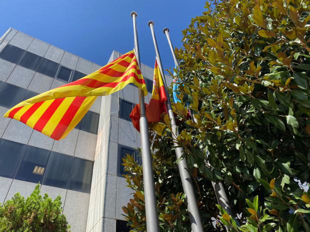 Banderas a media asta ondeando en el exterior del Ayuntamiento de San Andreu de la Barca