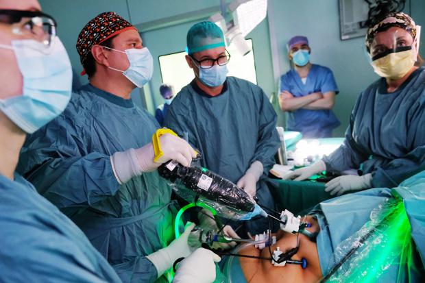 El Hospital Sant Joan de Déu de Sant Boi introduce una herramienta robótica pionera en España