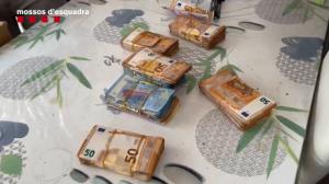 Los Mossos d'Esquadra detienen a dos hombres con 28 kilos de marihuana y 66.000 euros en efectivo