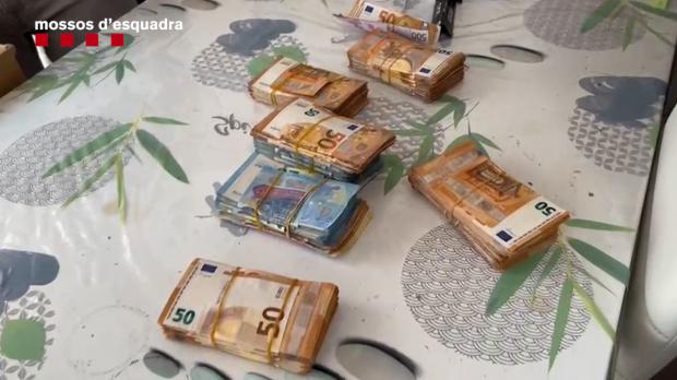 Uno de los detenidos llevaba en una riñonera poco más de 4.500 € en efectivo, en su domicilio les encontraron 24 kilogramos más y 66.000 euros (FOTO: Mossos d’Esquadra).