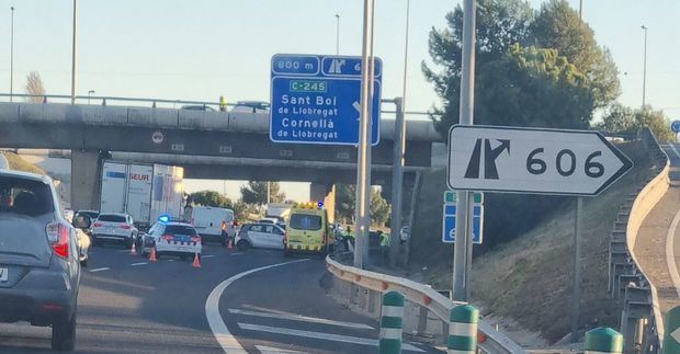 Un Seat Ibiza queda destrozado tras el choque con otro vehículo en la A-2 entre Sant Joan Despí y Sant Boi