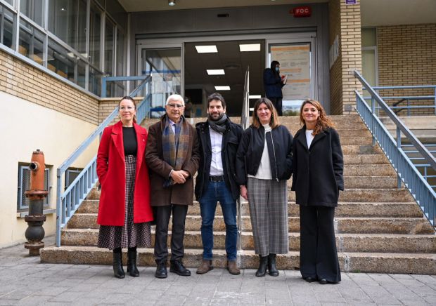 De izquierda a derecha, Loren Rider, regidora de Salud Pública de Sant Feliu de Llobregat; Manel Balcells, consejero de Salud; Oriol Bossa, alcalde de Sant Feliu de Llobregat; Lidia Muñoz, primera teniente de alcaldía de Sant Feliu de Llobregat, y Gemma Valeta, gerente de la región sanitaria Metropolitana Sud.