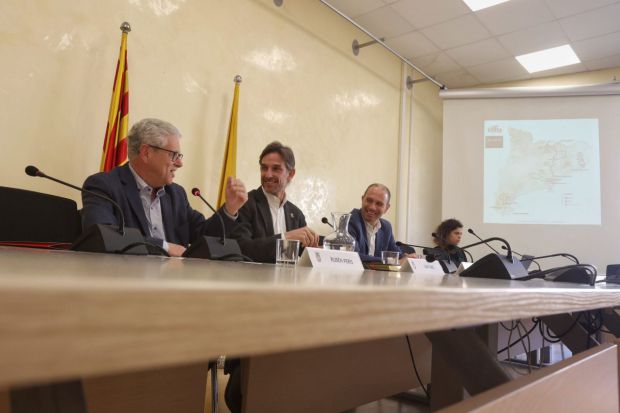 Acto de presentación de la 102ª edición de la Volta Ciclista a Cataluña. En la foto, el alcalde de Molins de Rei, Xavi Paz; el primer teniente de alcalde y regidor de Deportes, Ramon Sánchez; y Rubèn Peris, el director de la Vuelta Ciclista Cataluña. (FOTO: Aj. de Molins de Rei)