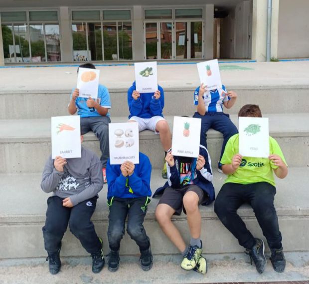 Niños y niñas participando en uno de los juegos del taller "Be Active, Be Healthy", organizados por el Consell Esportiu del Baix Llobregat