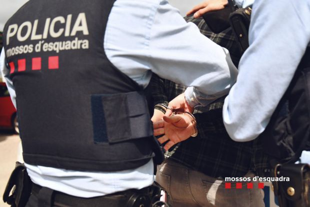 Agente de los Mossos d’Esquadra se llevan a un presunto delincuente engrilletado (FOTO: Mossos d’Esquadra)