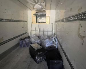 Los Mossos d'Esquadra detienen a tres hombres cuando escondían 112 kilogramos de cogollos de marihuana en un camión