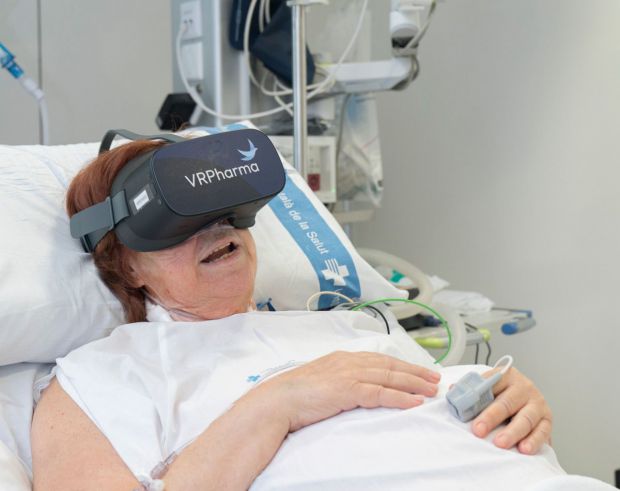 El paciente lleva puestas las gafas y ve proyectados diferentes videos inmersivos de la biblioteca creada por VRPharma, colaborador tecnológico del estudio.
