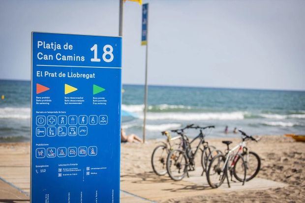 Panel informativo de banderas de la playa de Can Camins (FOTO: Aj. del Prat de Llobregat).