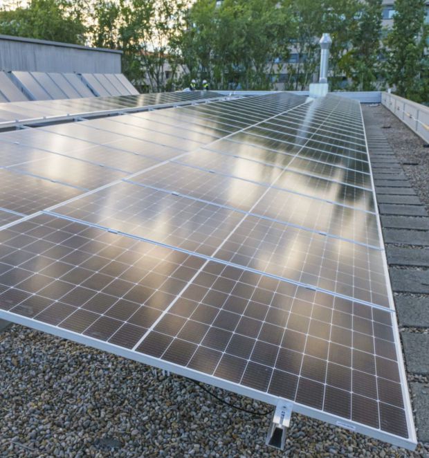 Fotografía de las placas fotovoltaicas instaladas en el Polideportivo Salvador Gimeno de Sant Joan Despí (FOTO: Aj. de Sant Joan Despí).